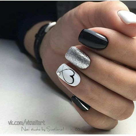 Vernis à ongles de couleur noir, blanc et argenté avec nail art coeur sur ongles carrés courts