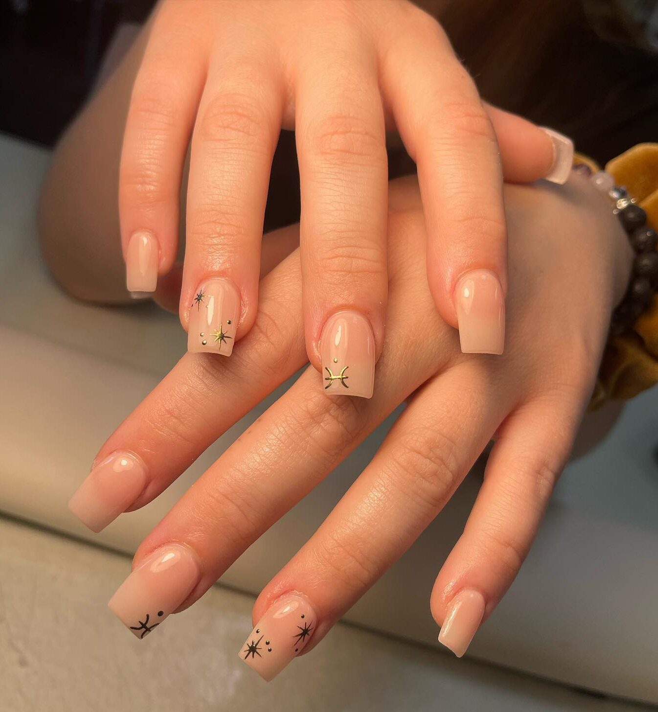 Ongles neutres de forme carrée avec signe Poissons et éléments célestes nail arts