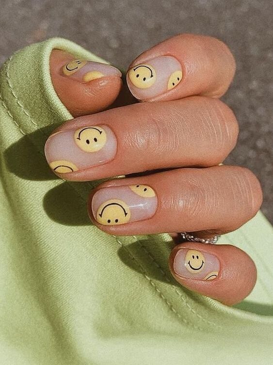 Smiley jaune visage nail art sur ongles ronds courts