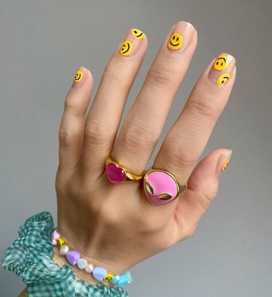 Ongles naturels de forme carrée avec smiley jaune nail art