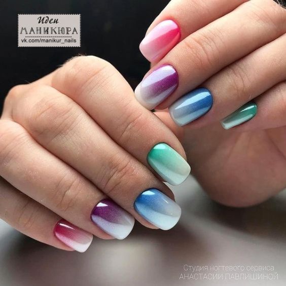 Motifs d’ongles à effet ombré multicolore sur ongles carrés courts