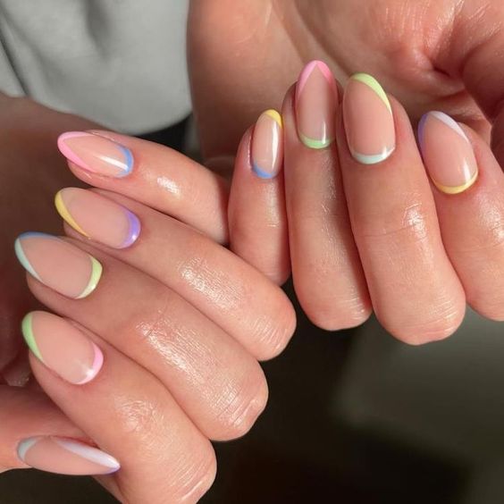 Pointes françaises fines et obliques colorées sur ongles ronds courts