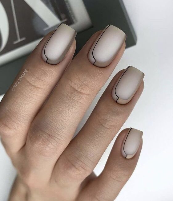 Vernis à ongles de couleur neutre au fini mat avec des motifs d’ongles minimalistes sur des ongles carrés courts et effilés