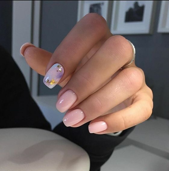 Vernis à ongles de couleur neutre avec nail art à la feuille d’or sur ongles carrés courts et effilés