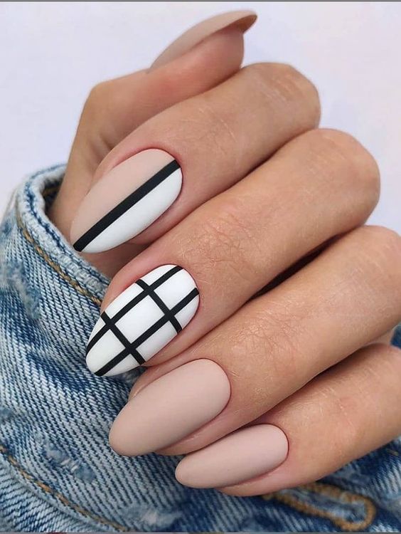 Ongles nus et blancs