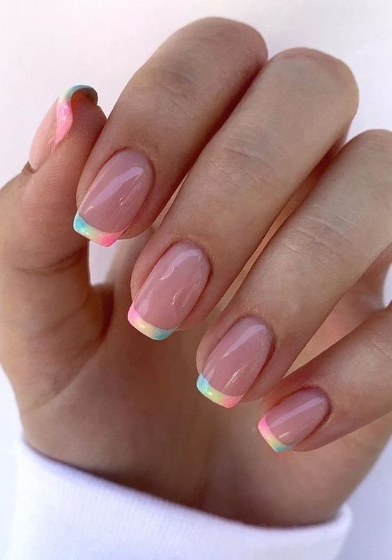 Ombre pastel Français tips nail art sur ongles carrés courts