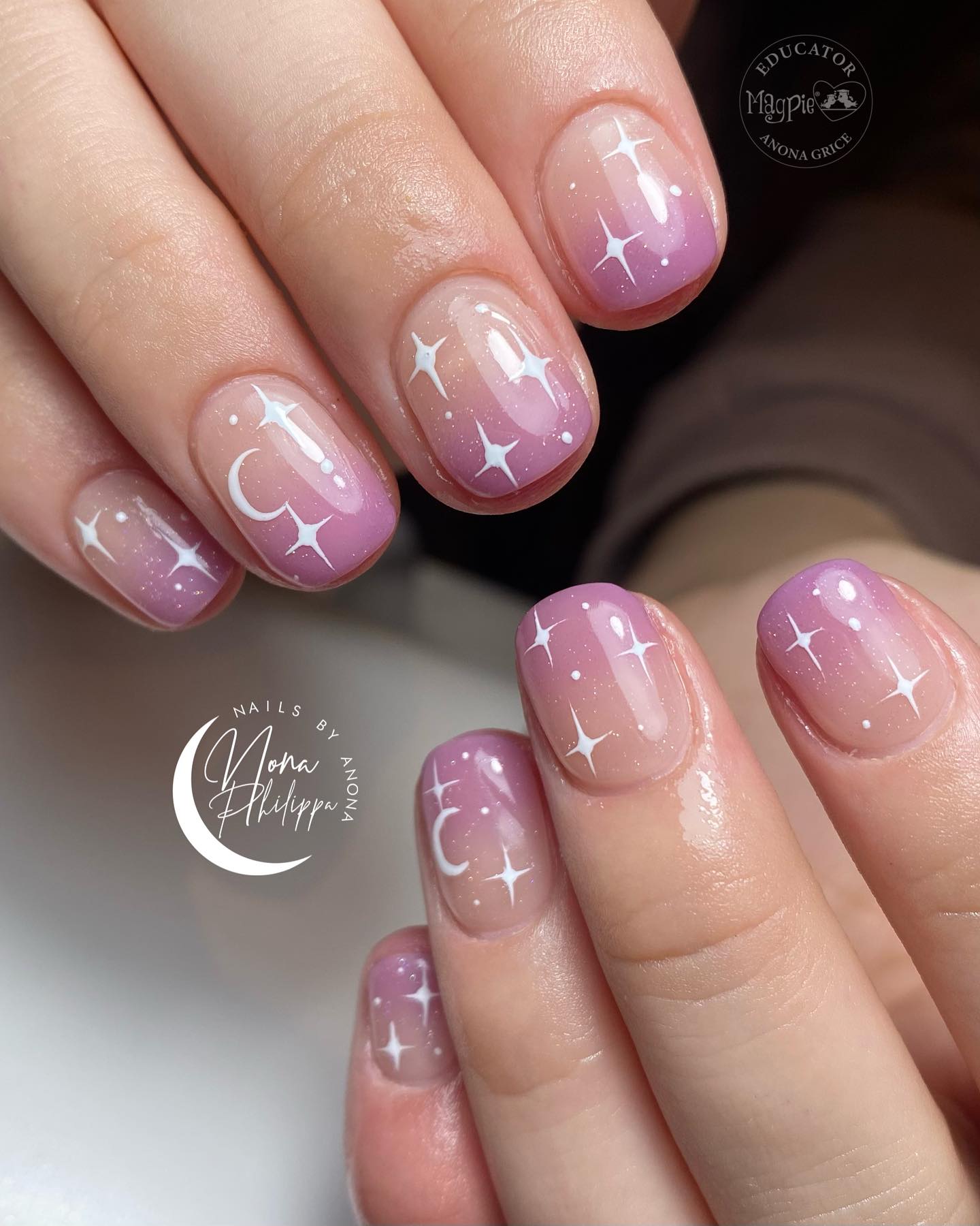 Effet ombré lavande avec des nail arts célestes sur les ongles courts