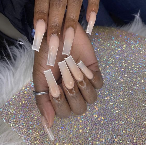 Conception d’ongles nude ombre avec de fines pointes françaises blanches sur des ongles acryliques de forme carrée super longs