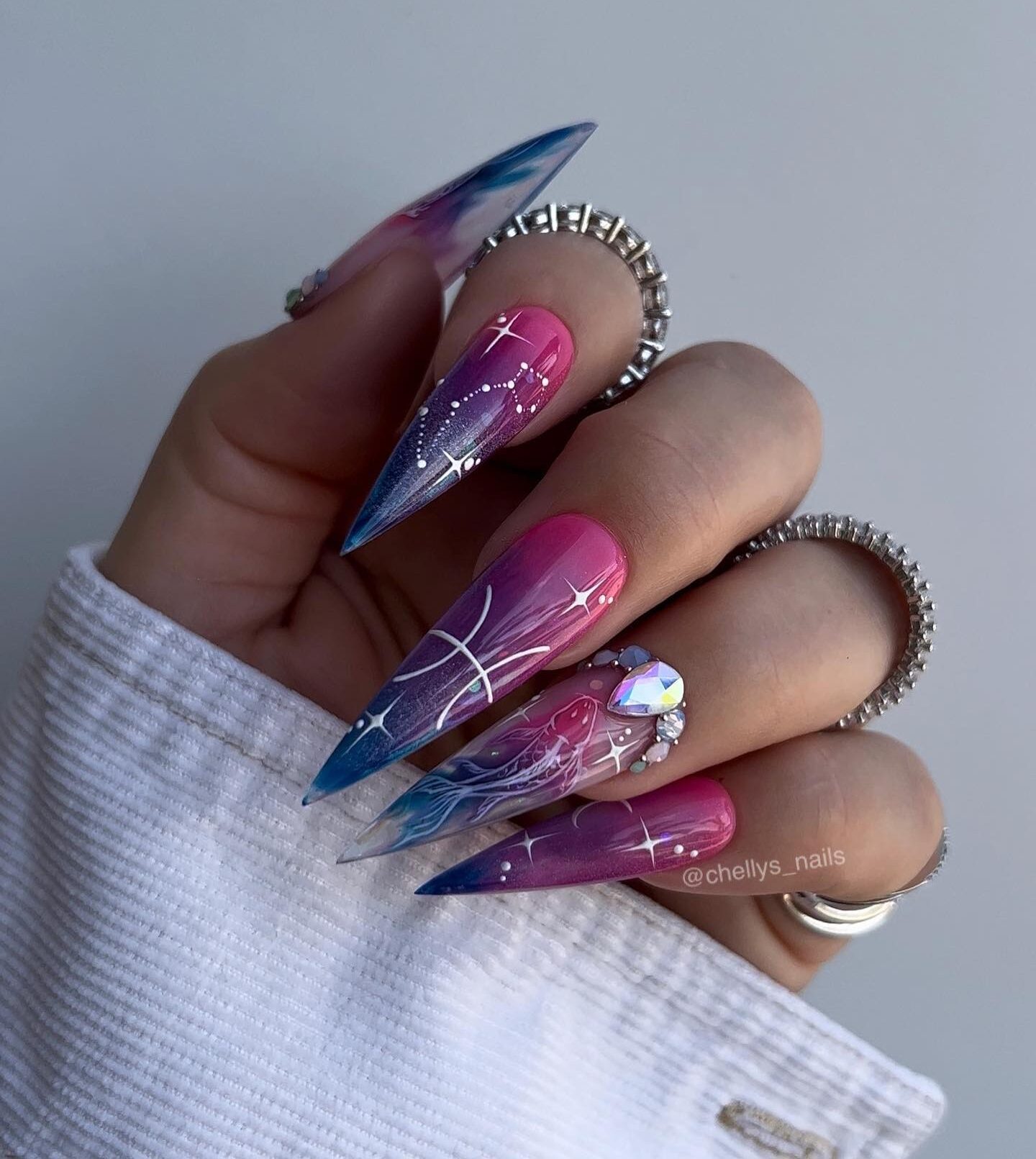 Effet ombré rose à bleu avec signe Poissons et dessins d’ongles de poisson koi sur des ongles pointus super longs