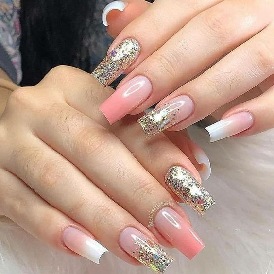 Effet ombré rose et blanc avec des paillettes argentées sur de longs ongles carrés en acrylique