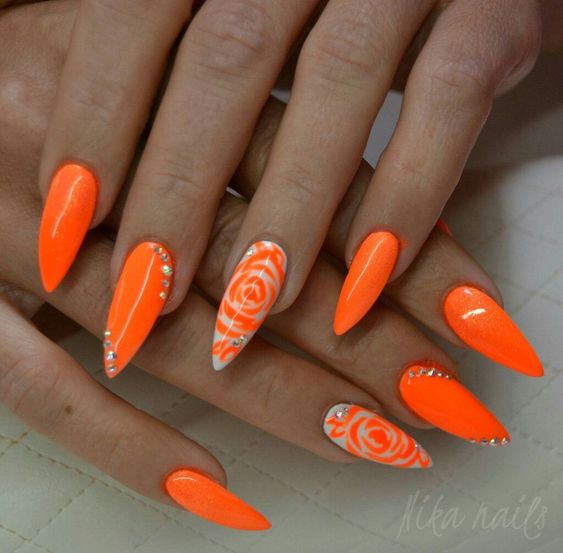 Ongles orange avec fleurs et strass sur ongles en amande