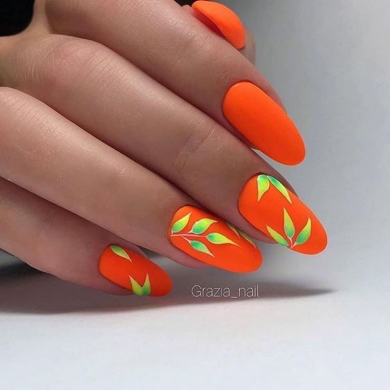 Vernis à ongles orange avec feuilles