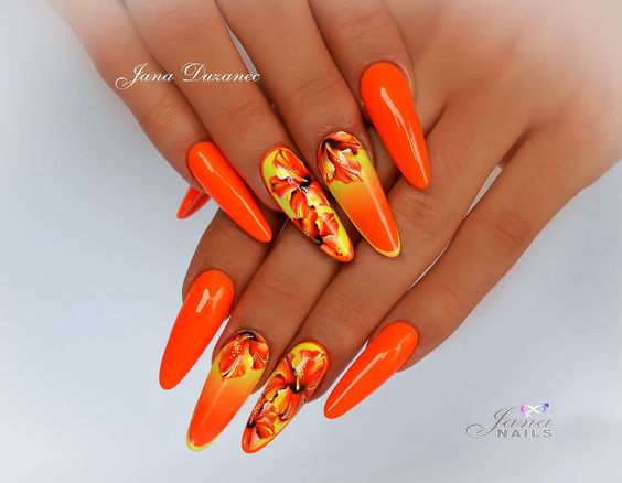 Vernis à ongles orange vif avec des fleurs