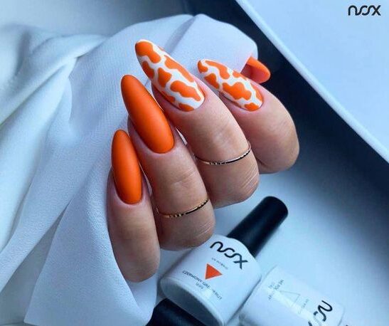 Nail Art imprimé animal orange sur ongles en amande