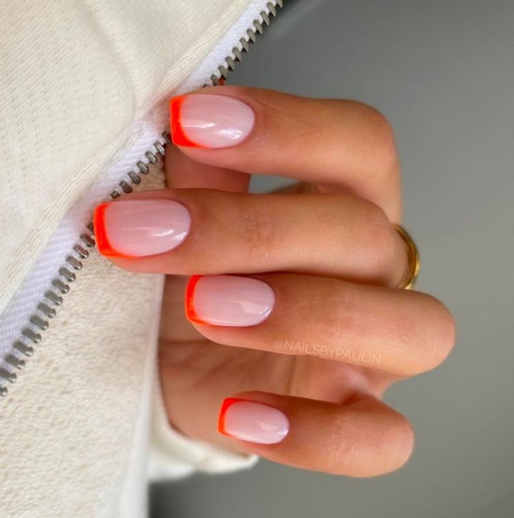 Pointes françaises fines orange vif sur ongles carrés courts