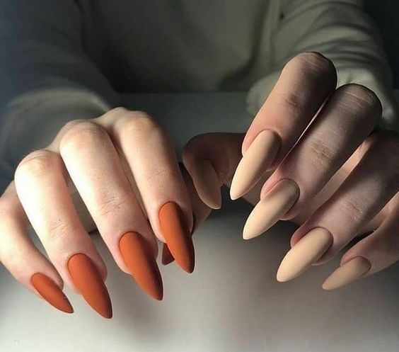 Vernis à ongles beige et orange brûlé en finition mate sur ongles longs à talons aiguilles