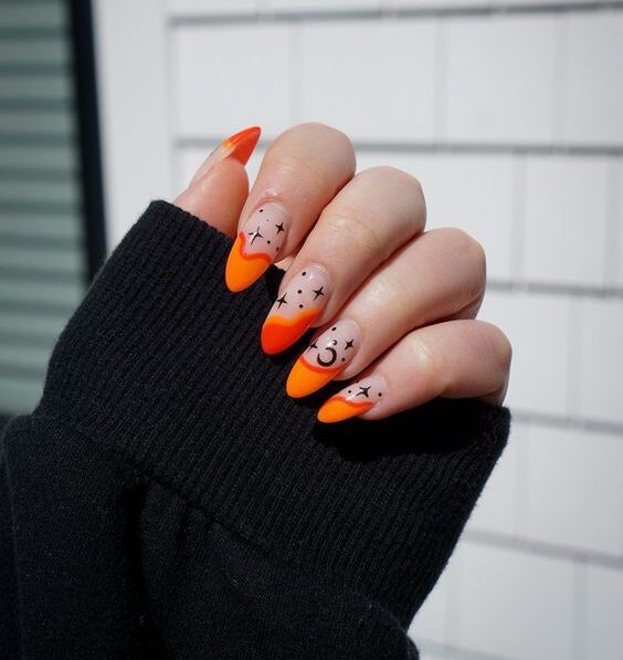 Astuces françaises abstraites orange avec des nail arts d’Halloween sur de longs ongles en amande