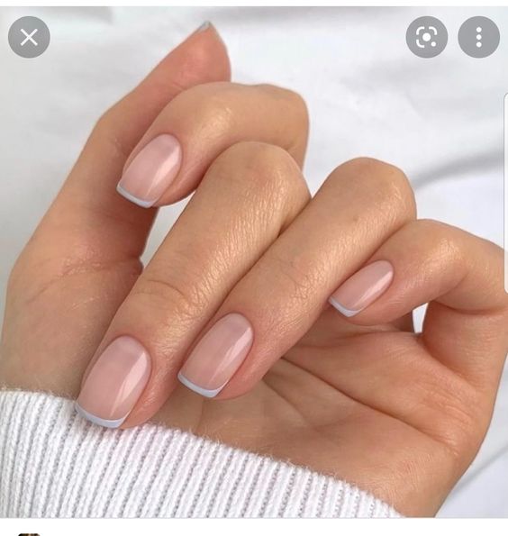 Ongles naturels de forme carrée avec des pointes fines françaises de couleur pastel