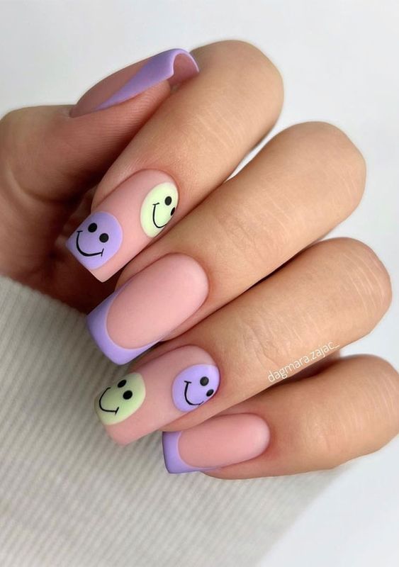 Couleurs pastel, smiley, nail art et pointes françaises sur les ongles carrés moyens