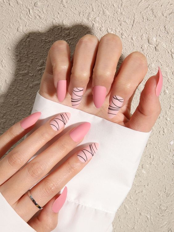 Ongles en amande rose avec des lignes