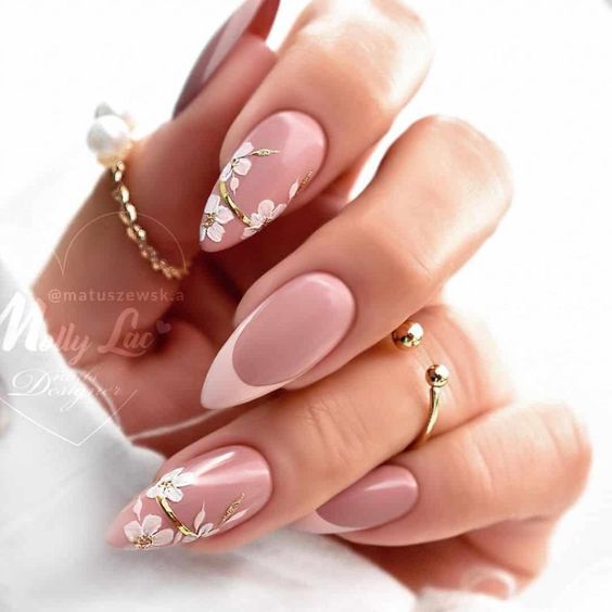 Ongles en amande rose avec des fleurs