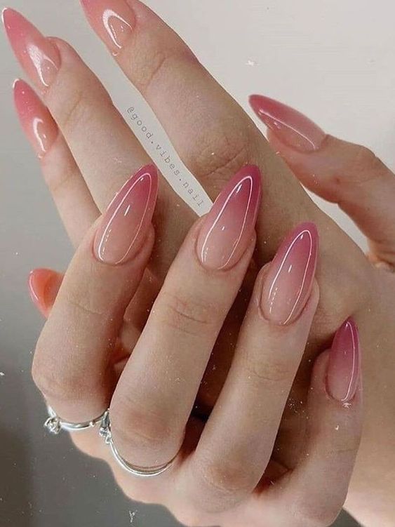 Ongles roses ombrés sur ongles en amande