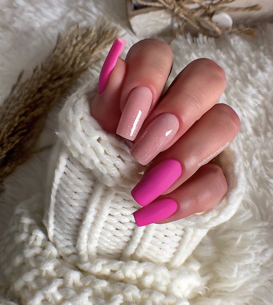 Vernis à ongles rose au fini mat sur ongles carrés longs et effilés