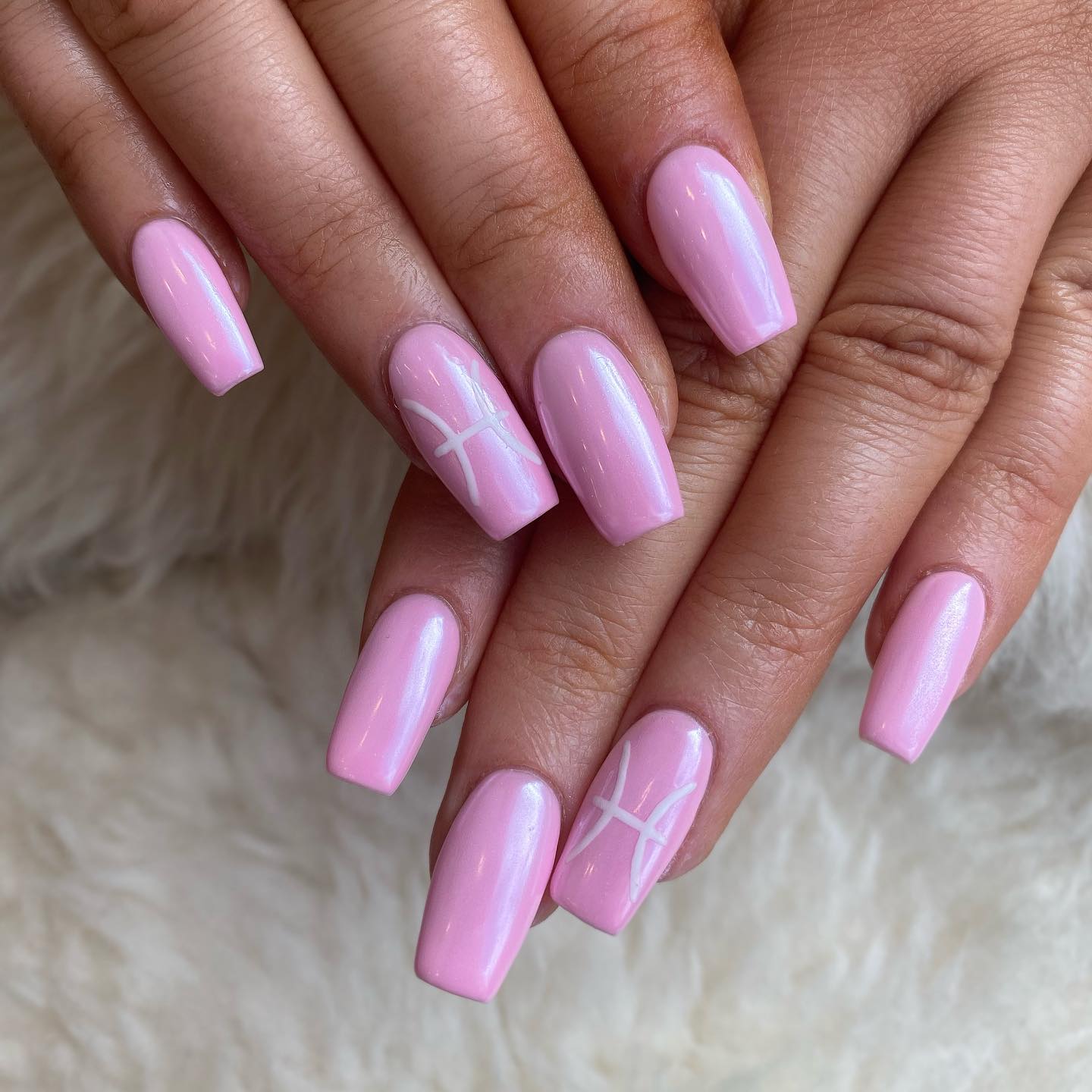 Vernis à ongles rose clair avec signe Poissons nail art sur ongles carrés longs et effilés