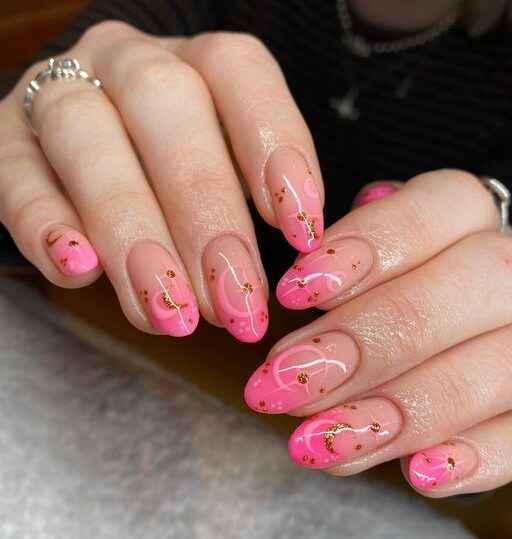 Effet ombré rose tendre avec feuille d’or et nail arts célestes sur ongles longs et ronds