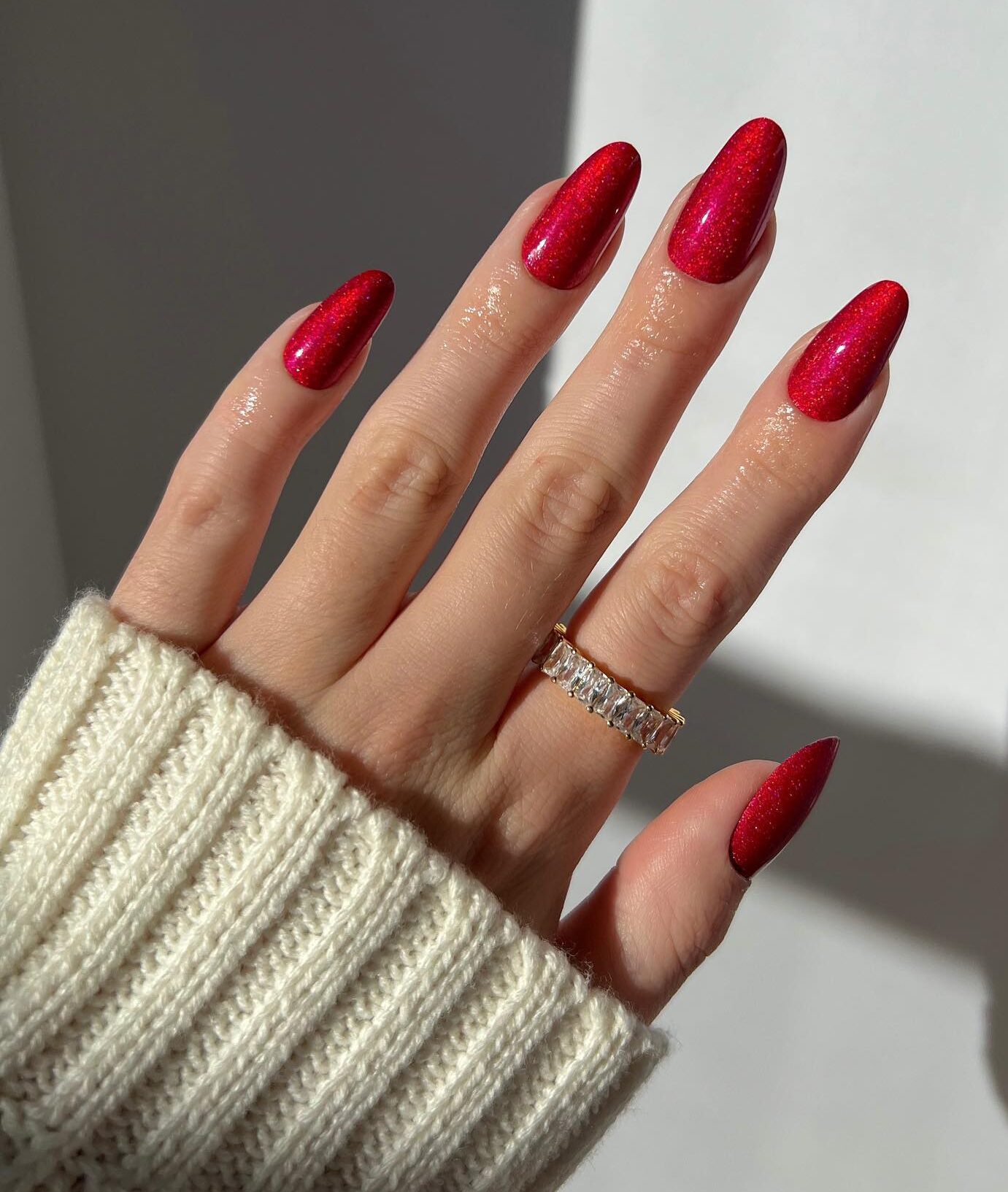 Vernis à ongles rouge vif sur les ongles longs et ronds