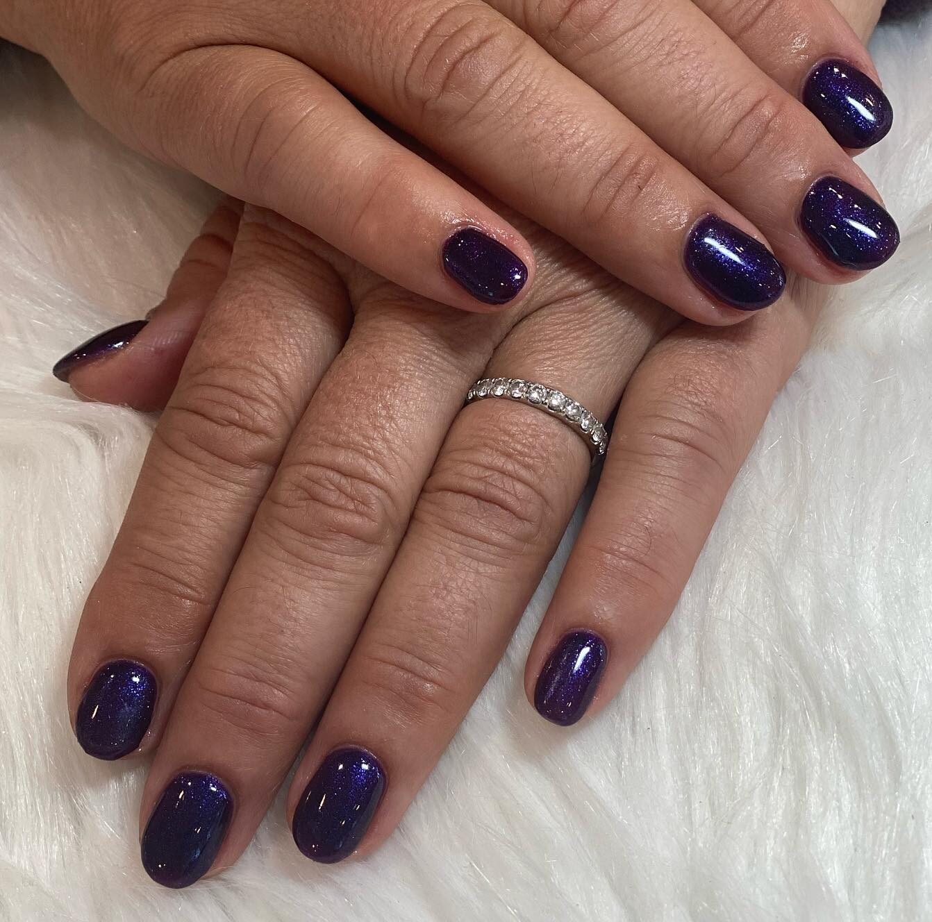 Couleur des ongles violet foncé au fini brillant sur les ongles ronds courts