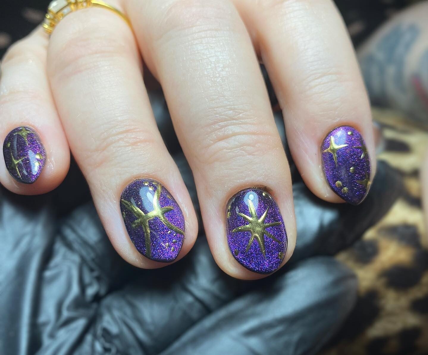 Vernis à ongles violet chromé avec signe Poissons et éléments célestes motifs d’ongles sur ongles courts en amande