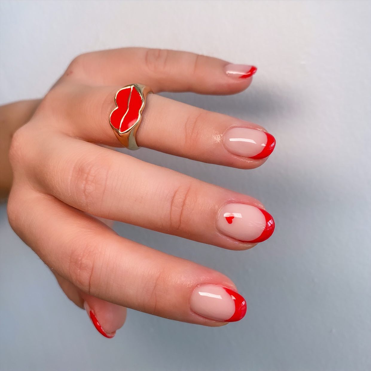 Pointes françaises rouges avec motif de cœur