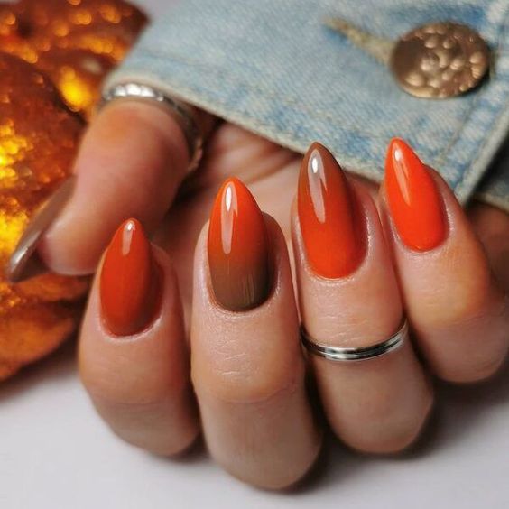 Nail art minimaliste orange brûlé ombre sur ongles en amande moyenne