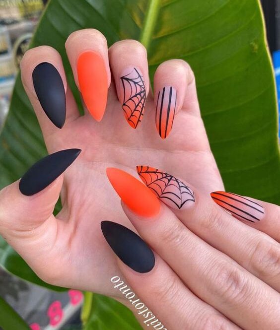 Effet ombré orange au fini mat avec des nail arts inspirés d’Halloween sur de longs ongles à talons aiguilles