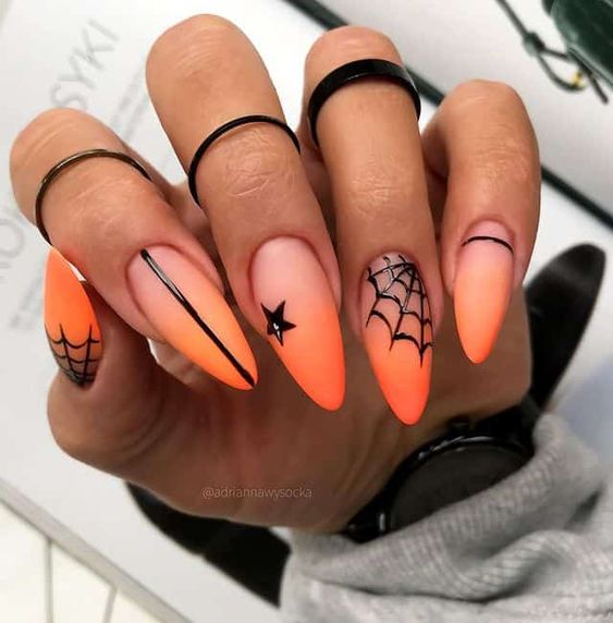 Effet ombré orange au fini mat avec des nail arts inspirés d’Halloween sur de longs ongles en amande