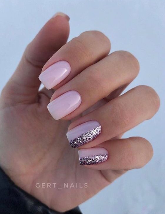 Vernis à ongles de couleur neutre avec nail art en feuille d’argent sur ongles carrés courts et effilés