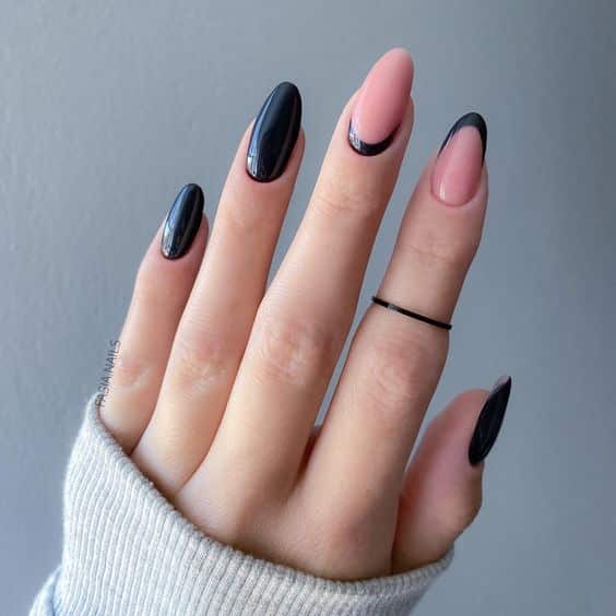 Vernis à ongles noirs et nude sur ongles ronds moyens