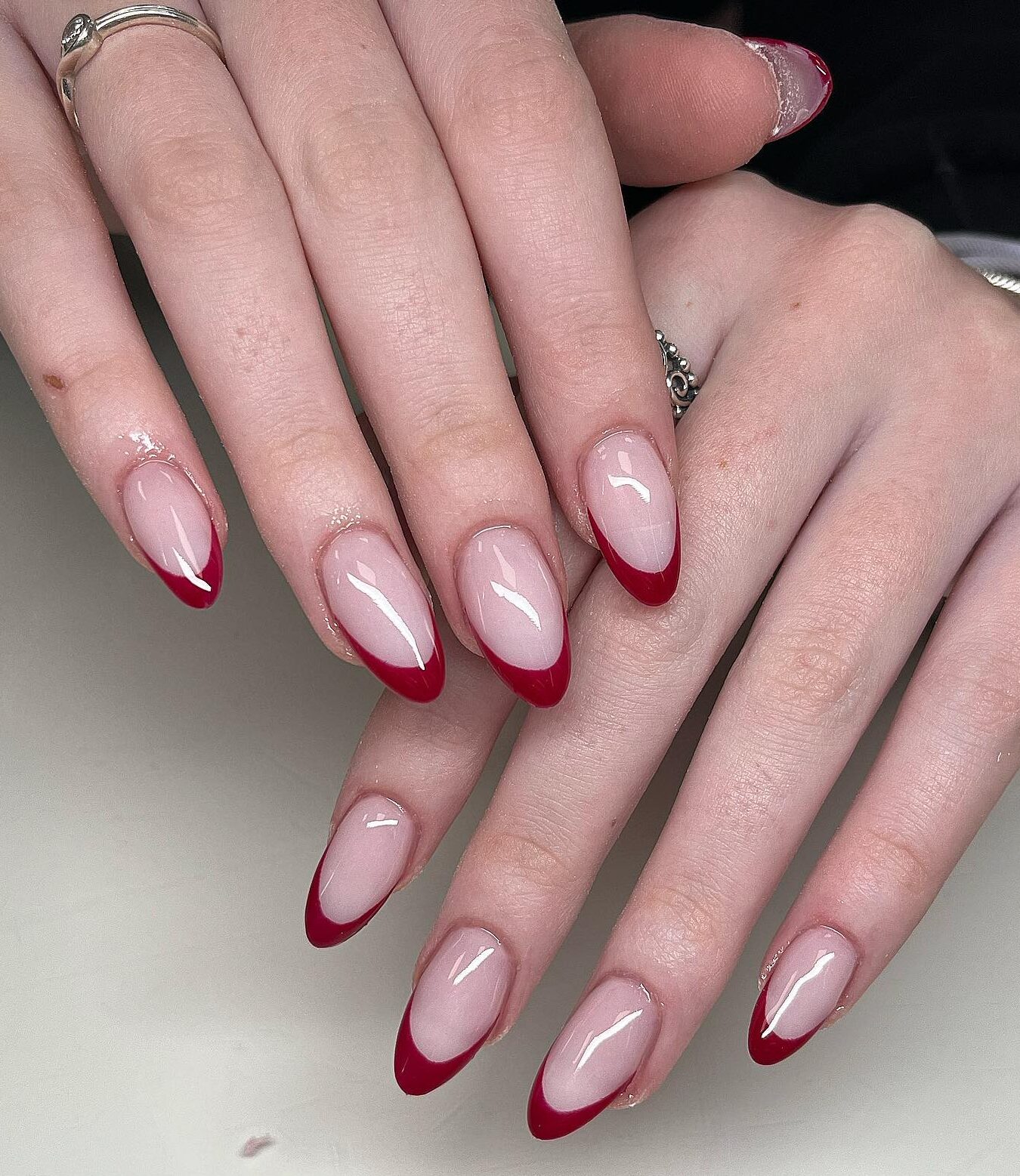 Astuces françaises rouges simples et unies nail art sur ongles amandes moyens