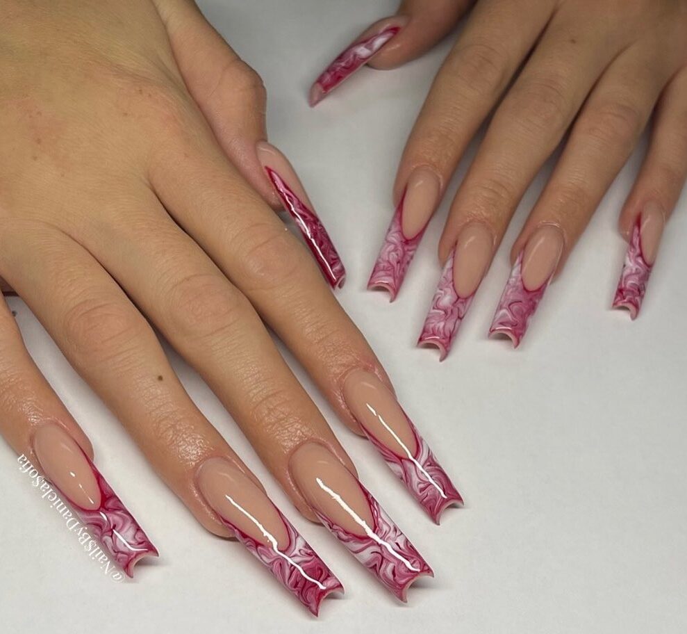 Nail art en marbre rouge fumé sur ongles carrés en acrylique super longs