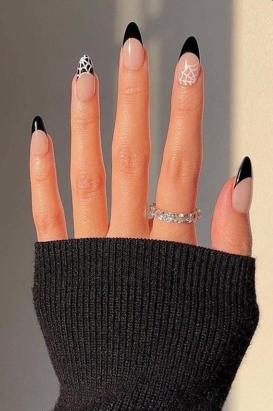 Pointes françaises noires avec nail art toile d’araignée sur ongles amandes moyennes