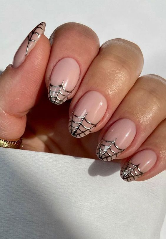 Toile d’araignée argentée pointes françaises nail art sur ongles ronds courts