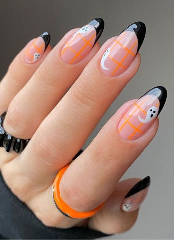 Pointes françaises noires à motif à carreaux et fantômes nail art sur ongles longs ronds