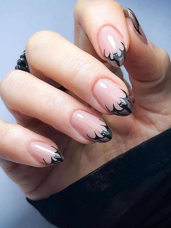 Chauve-souris noire Français pointes nail art sur ongles ronds moyens