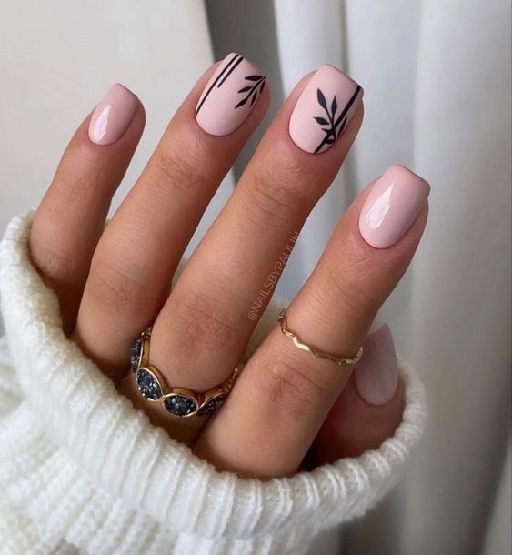 Couleur d’ongles rose nude avec un superbe nail art printanier sur des ongles carrés courts