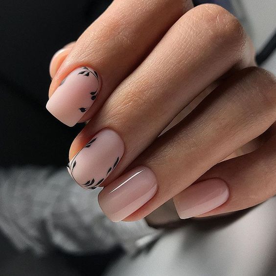 Couleur d’ongles rose nude avec un superbe nail art printanier sur des ongles carrés courts