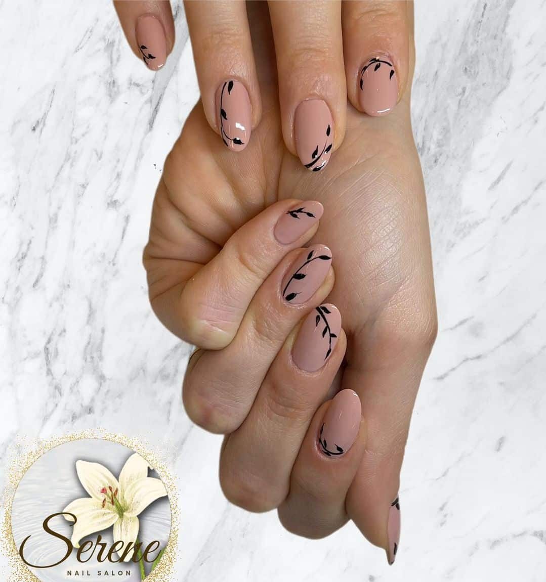 Vernis à ongles nude avec motif d’ongles printaniers noirs sur ongles ronds courts