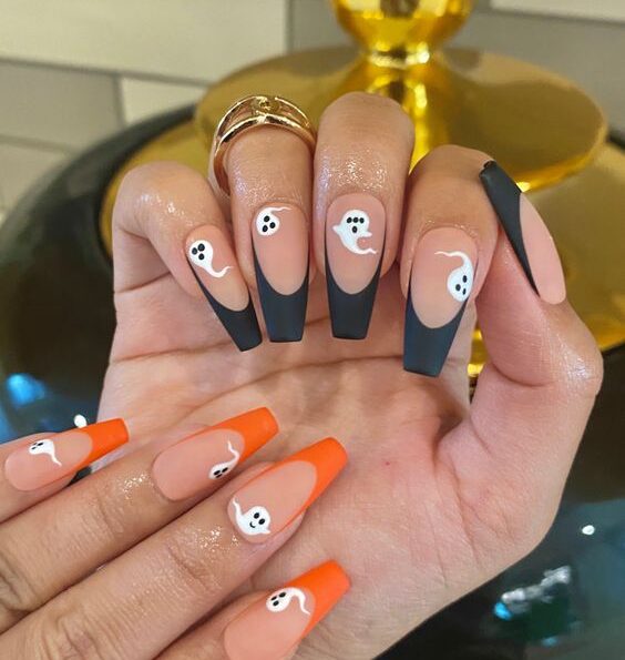 Embouts Français noirs et oranges en finition mate avec fantômes nail art sur ongles longs cercueil