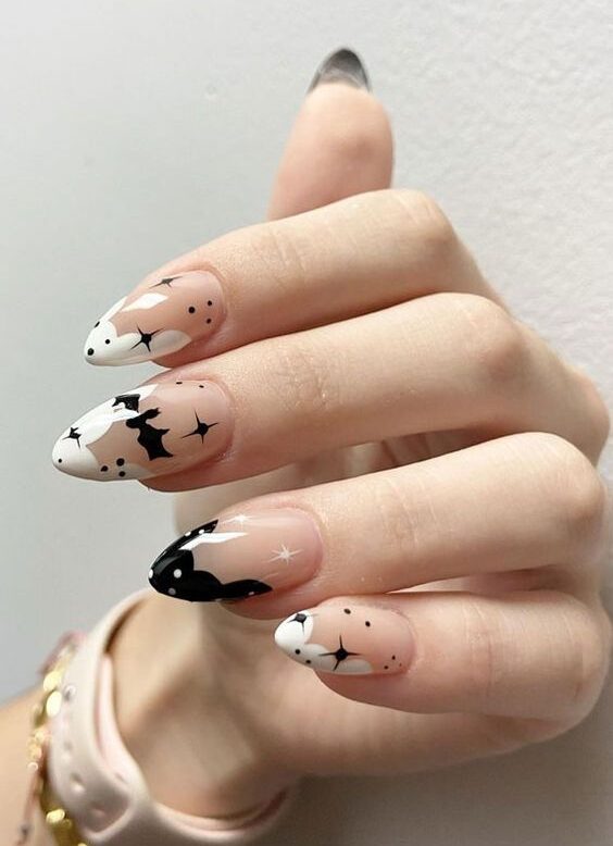 Astuces françaises abstraites en noir et blanc avec des nail arts d’Halloween sur des ongles en amande moyens