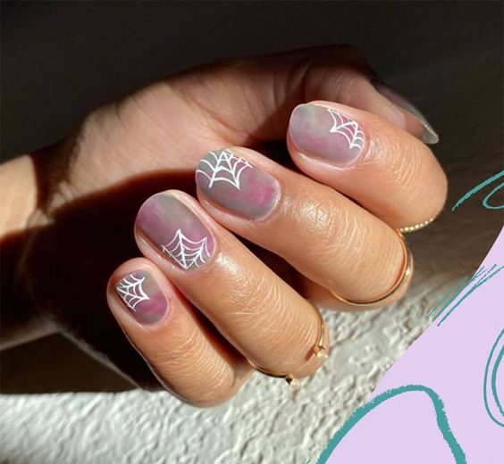 Dégradé gris et violet avec des toiles d’araignée nail art sur ongles ronds courts